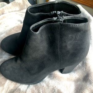 Old Navy Like New black booties w/heel